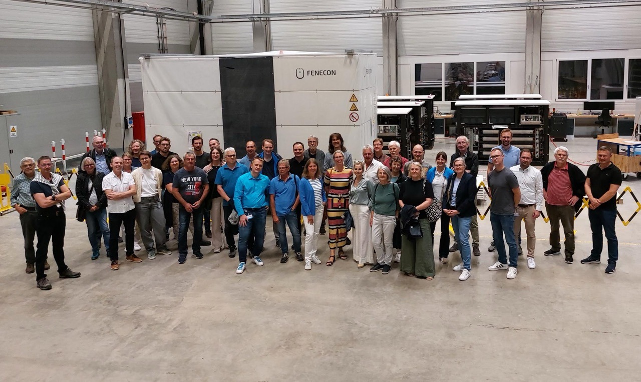 Gruppenbild - bei FENECON in der Werkshalle