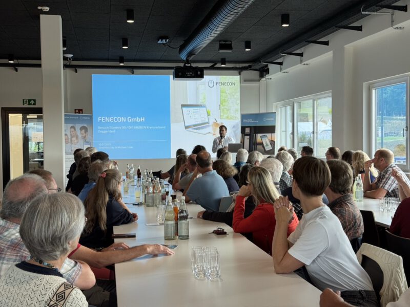 Zuhörer lauschen den Ausführungen der FENECON Mitarbeiter