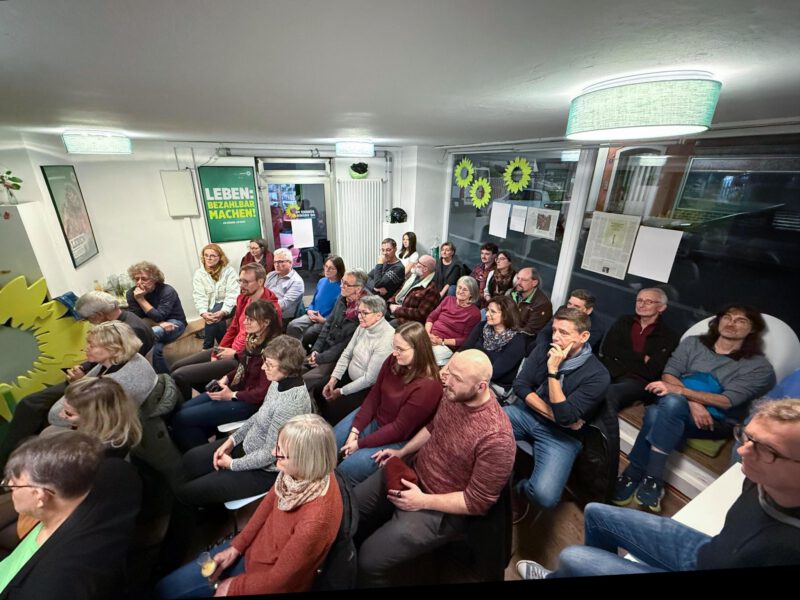 Volle Reihen im Grünen Büro. Bis hin zur Sitz-Fensterbank waren alle Plätze belegt.