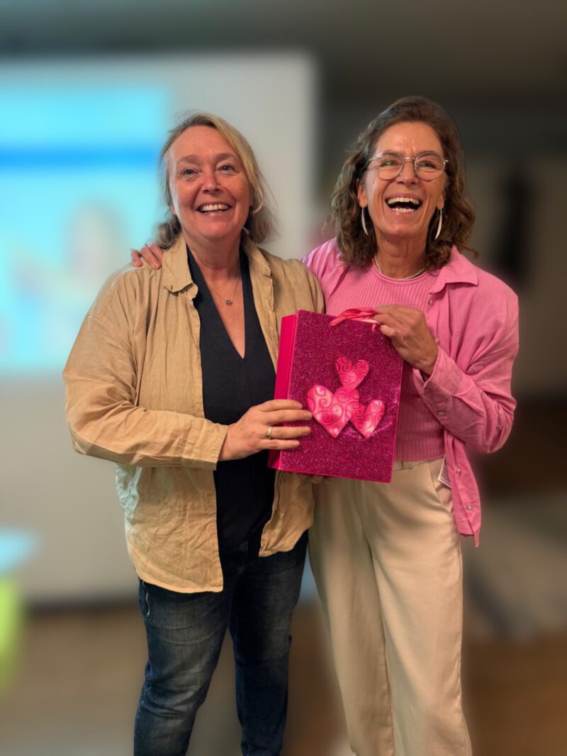 Andrea Zellner überreicht Dr. Karolina Kerschl ein Präsent