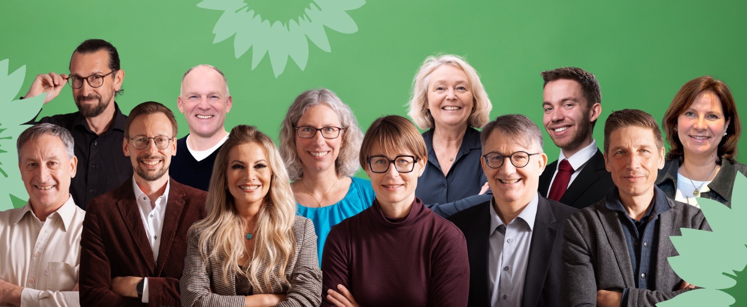 Gruppenfoto mit allen gewählten Kandidat:innen in Kreis-, Stadt- und Gemeinderäten