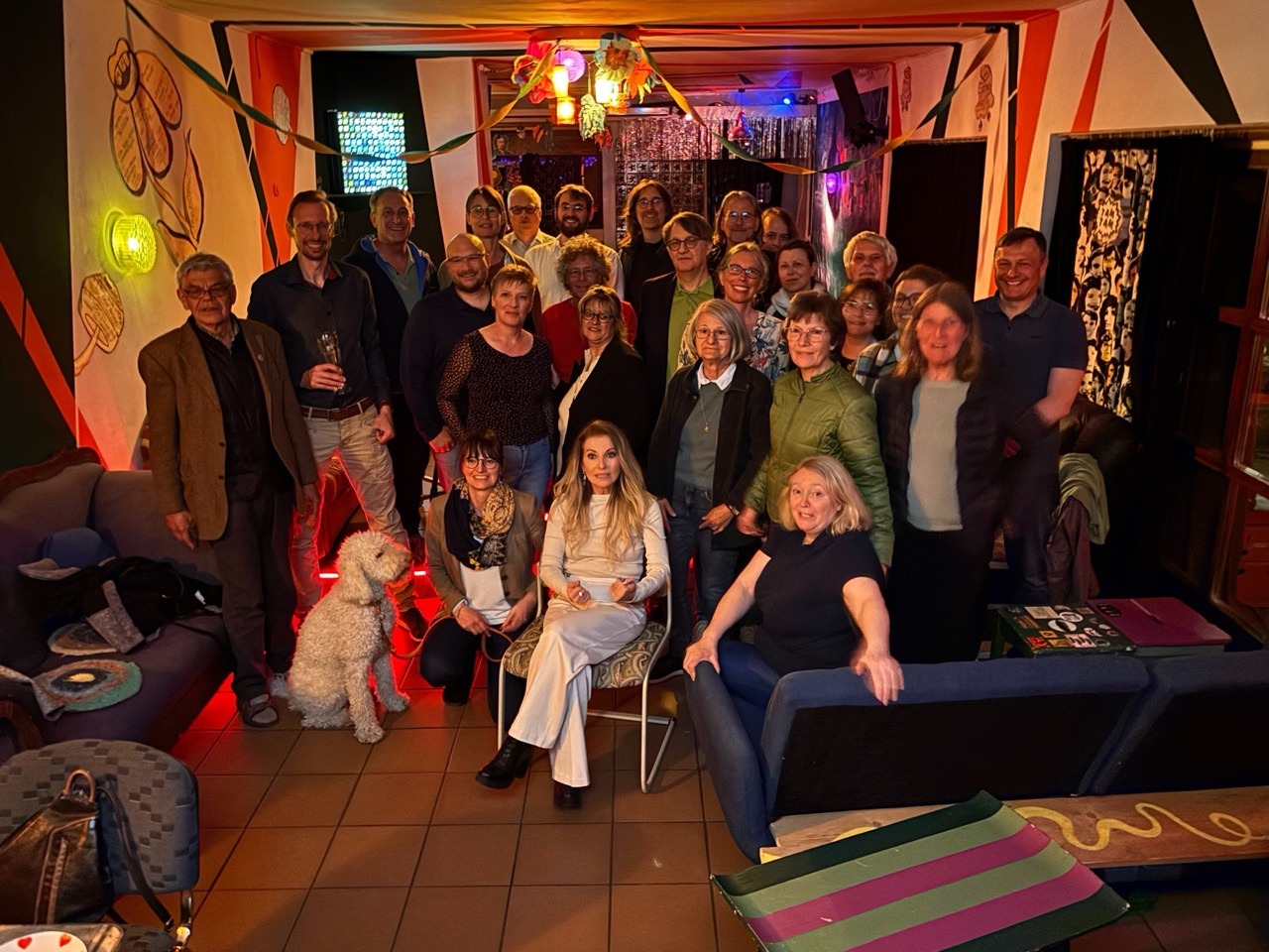 Gruppenfoto mit allen Teilnehmer*innen der Wahlparty im Café Holler