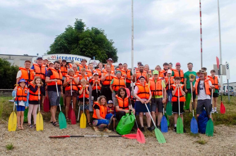 Grüne paddeln für eine frei fließende Donau
