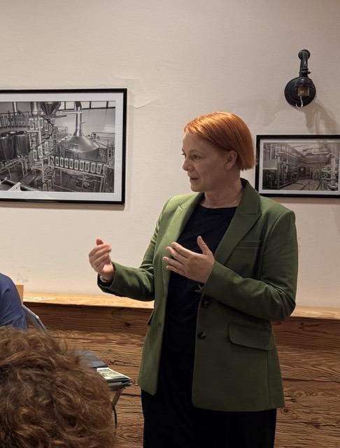 Mia Goller MdL beim Vortrag zum Schutz von Igeln