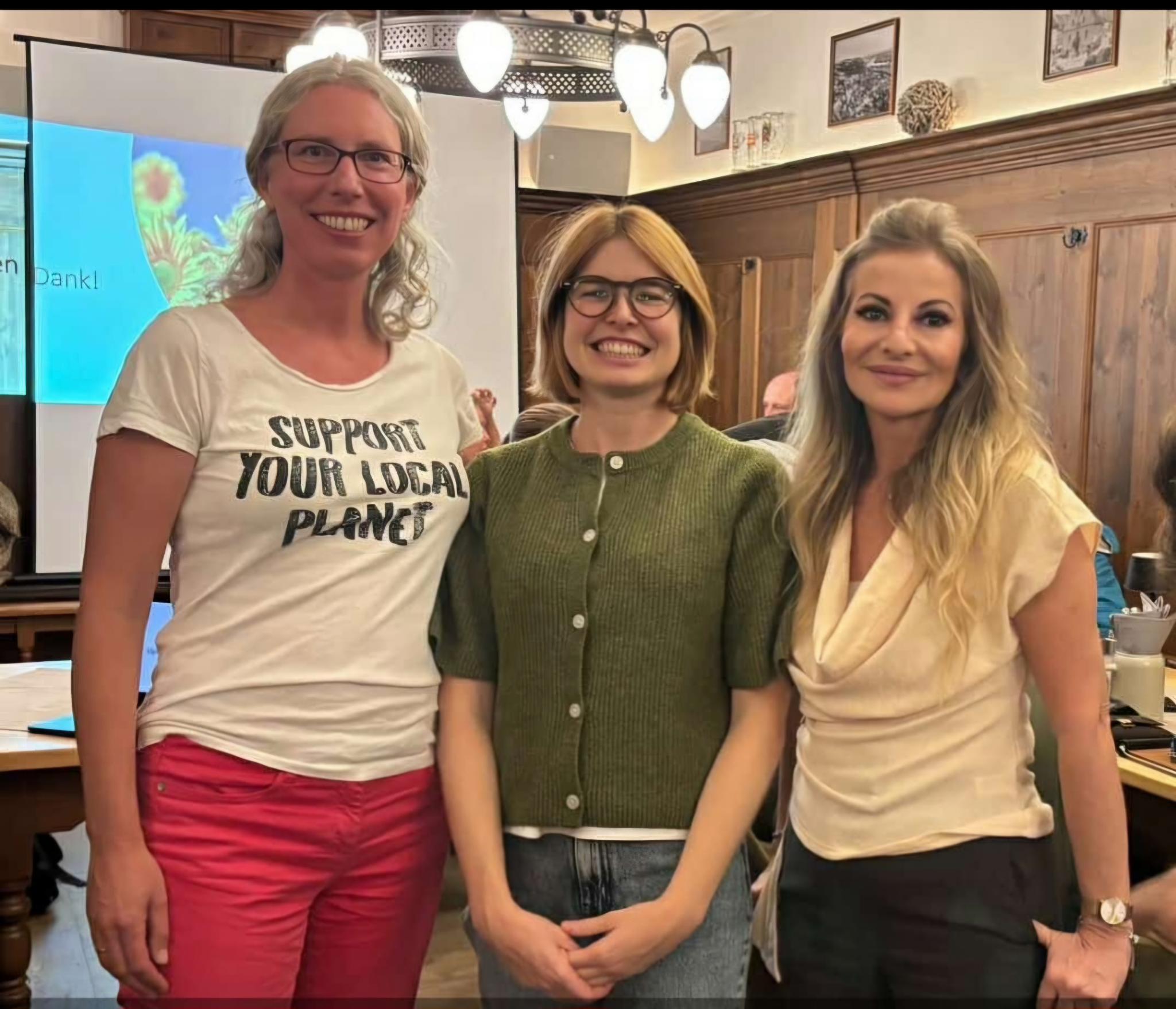 MdB Marlene Schönberger zwischen den beiden Stadträtinnen Anita Goller (li) und Nermin Jenetzke