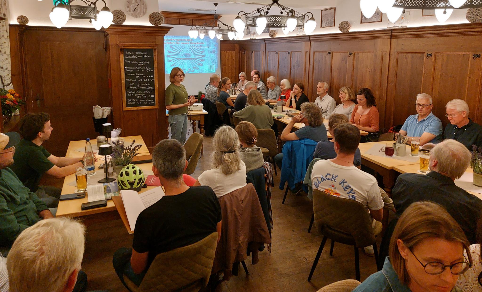 Volles Haus im Gasthof Höttl beim Vortrag von Marlene Schönberger zum Thema Verschwörungsideologien